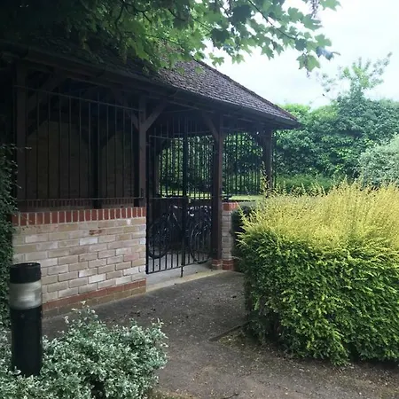 Bounty Suite Basingstoke Exterior photo